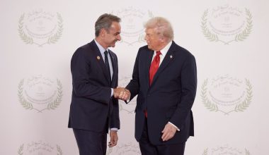 Ο Ν.Τραμπ «έδειξε» τον Κ.Μητσοτάκη: «Υπάρχουν κάποια άτομα εδώ που δεν τα χωνεύω καθόλου!» (βίντεο)