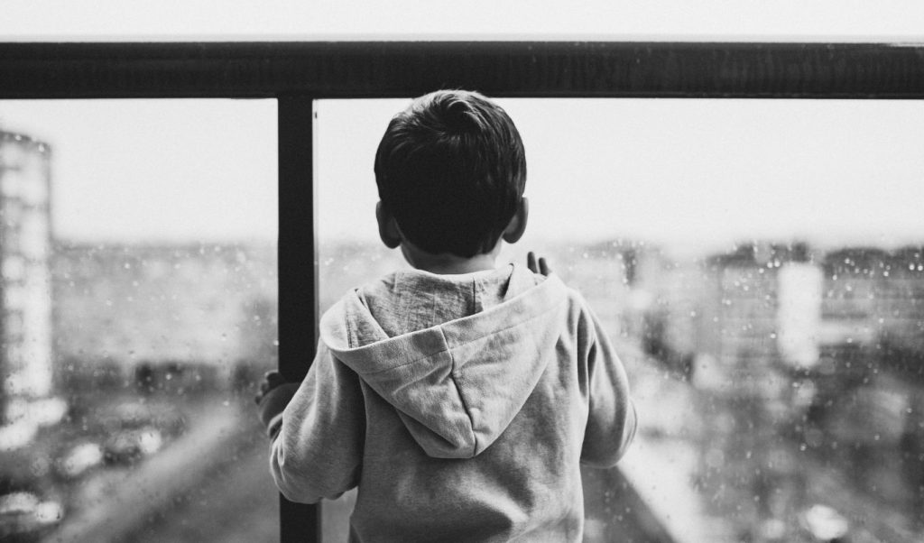 Θεσσαλονίκη: Ελεύθεροι με περιοριστικούς όρους αφέθηκαν οι τρεις Αφγανοί για τον βιασμό του 6χρονου