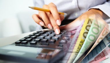 Ηλεκτρονικές αποδείξεις: Δείτε ποιοι είναι οι φορολογούμενοι που κινδυνεύουν με επιπλέον φόρο 22%