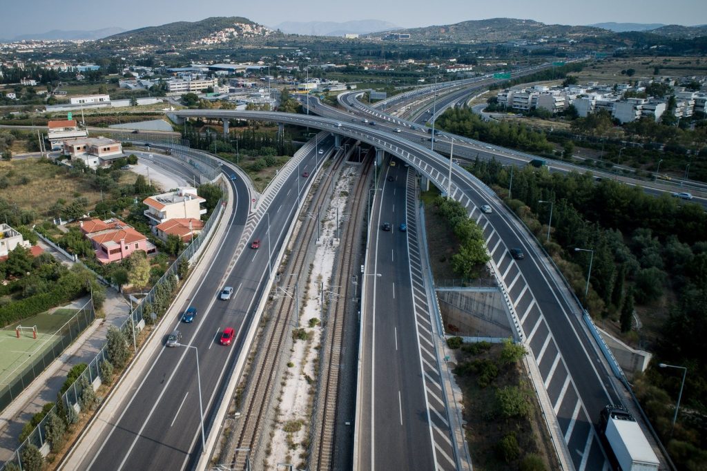 Τροχαίο ατύχημα στην Αττική Οδό: Αστικό λεωφορείο συγκρούστηκε με φορτηγό