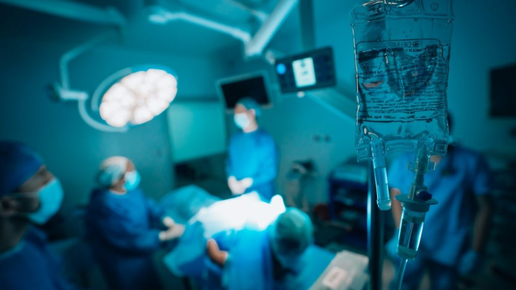 Αυστρία: Συνελήφθη νευροχειρουργός που άφησε την 12χρονη κόρη της να… τρυπήσει το κρανίο ασθενούς!