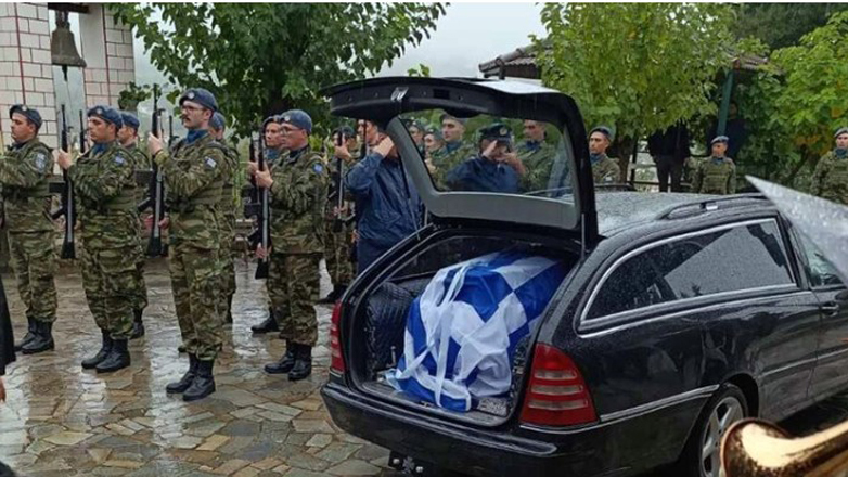 Με τιμές από την ΠΑ η κηδεία του Επισμηναγού Γιώργου Καρυαμπά στο Λεοντάρι Καρδίτσας