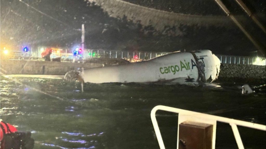 Χονγκ Κονγκ: Boeing 747 της Emirates κομματιάστηκε μετά την συντριβή του στη θάλασσα – Νεκροί δύο επιβάτες (vids)