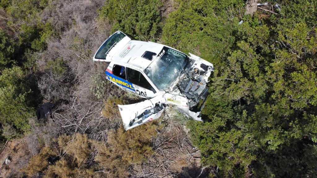 Τροχαίο ατύχημα σε αγώνα αυτοκινήτων στο Λασίθι: Όχημα έπεσε σε γκρεμό & μετατράπηκε σε άμορφη μάζα σιδερικών