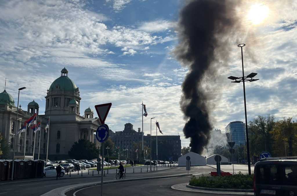 Πυροβολισμοί έξω από το κτήριο της Βουλής στη Σερβία – Ξέσπασε φωτιά από βόμβα μολότοφ (βίντεο)