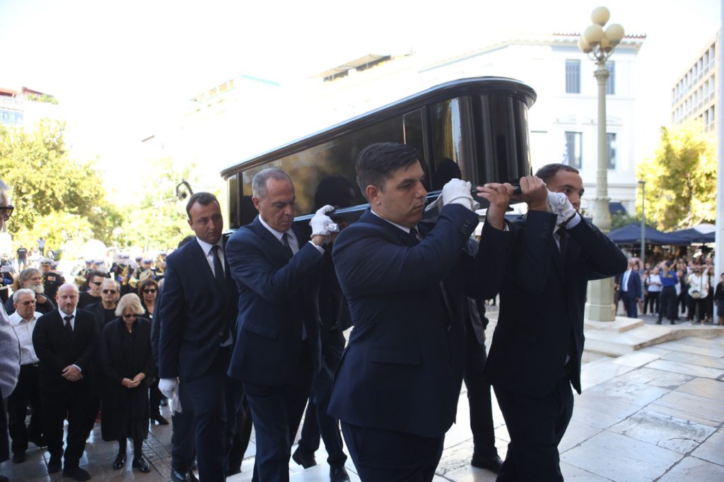 Το «ύστατο χαίρε» στο Δ.Σαββόπουλο στον Μητροπολιτικό Ναό – Δείτε φωτογραφίες (upd)