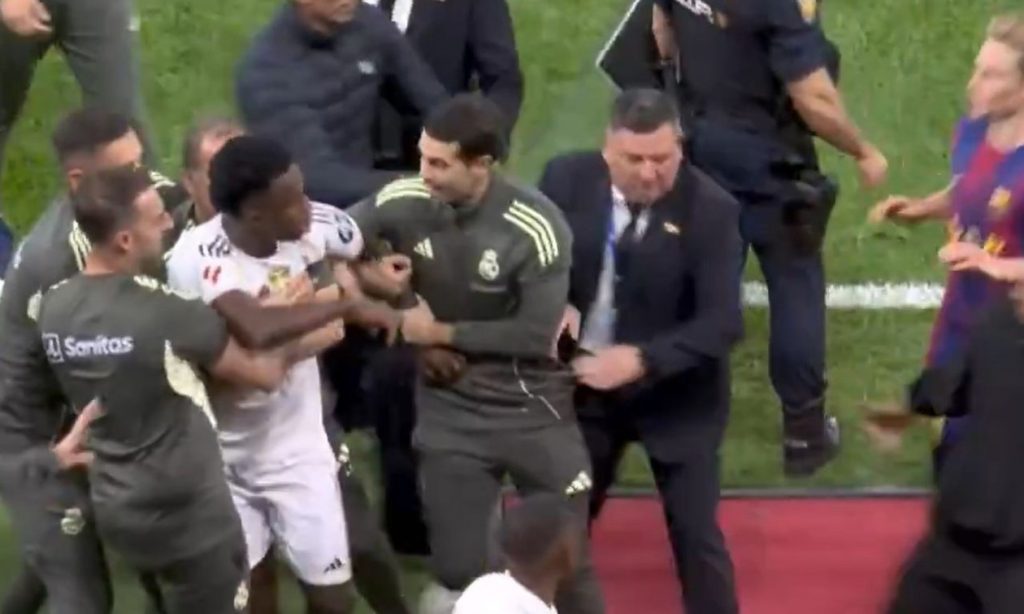 Ροντέο το ντέρμπι της Ρεάλ Μαδρίτης με την Μπαρτσελόνα: Ο Βινίσιους πήγε να επιτεθεί στον Λαμίν Γιαμάλ (βίντεο)