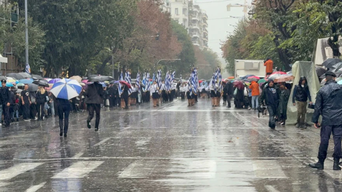 Θεσσαλονίκη: Υπό βροχή η μαθητική παρέλαση για την 28η Οκτωβρίου (φώτο-βίντεο)
