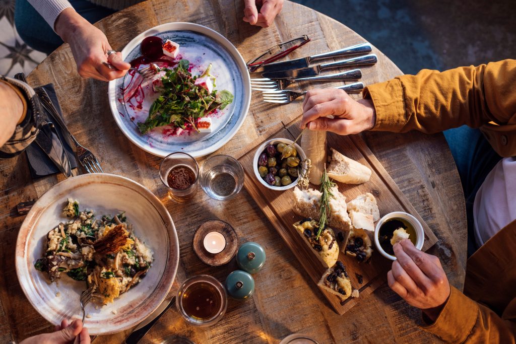 4+1 τροφές που πρέπει να αποφεύγουν τα άτομα με δυσκοιλιότητα: «Φρενάρουν» τη λειτουργία του εντέρου