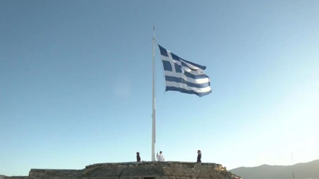 Βίντεο: Η επίσημη έπαρση της ελληνικής σημαίας στον Ιερό Βράχο της Ακρόπολης