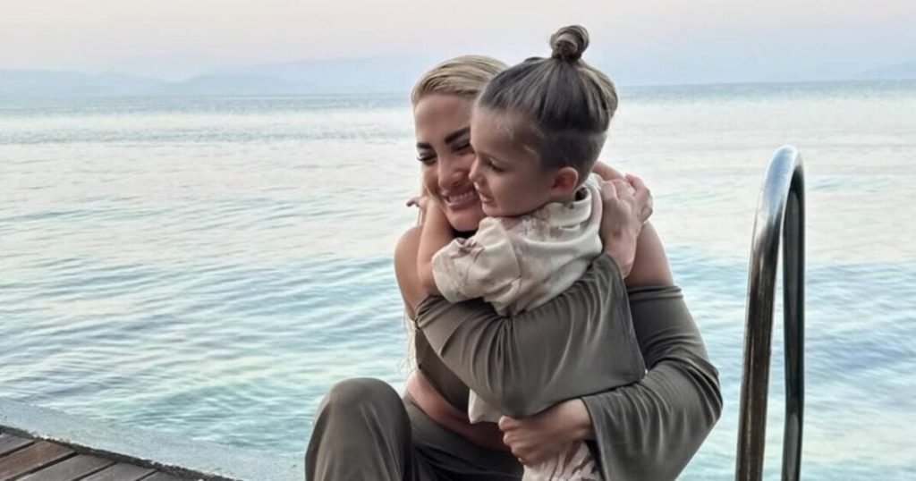 Η Ιωάννα Τούνη στην παρέλαση της Θεσσαλονίκης με τον γιο της: «Να δούμε πυροσβέστες, αστυνομικούς & στρατιωτικούς»