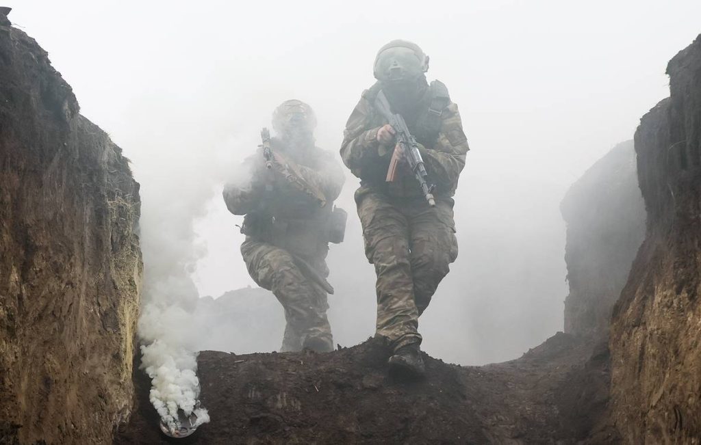 Ρώσοι στρατιώτες ποδοπατούν την ουκρανική σημαία (φωτο)