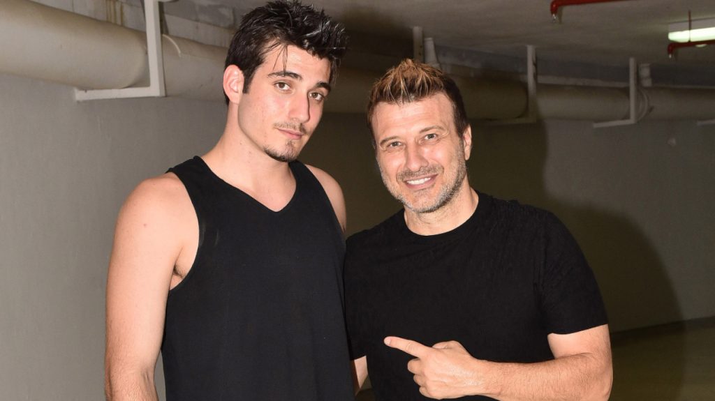 Γιώργος Κακοσαίος: «Η μητέρα μου φτιάχνει το καμαρίνι όπως έκανε και στον πατέρα μου» (βίντεο)