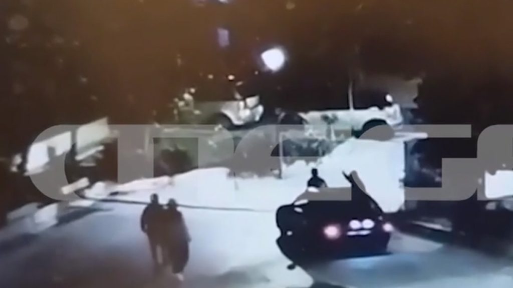 Πετρούπολη: Παρέες ανηλίκων προκαλούν φασαρίες και καίνε κάδους (βίντεο)