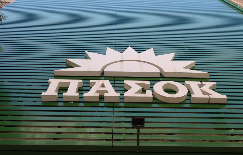 ΠΑΣΟΚ: Οι κυβερνητικές πηγές έχουν «χάσει τη μπάλα» για τον Άγνωστο Στρατιώτη