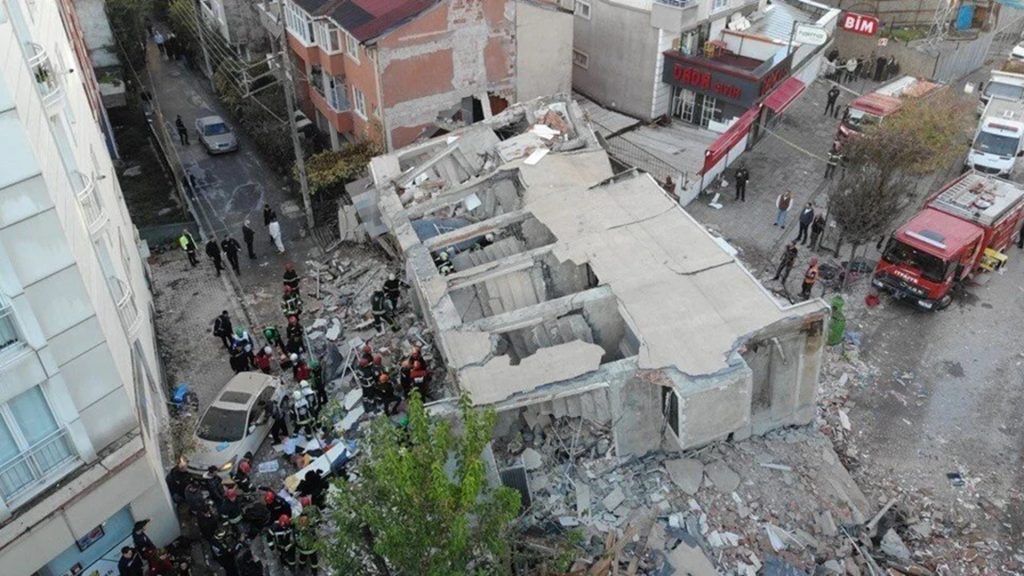 Τουρκία: Τέσσερις οι νεκροί από την κατάρρευση του επταώροφου κτιρίου στο Κοτζαελί (βίντεο)