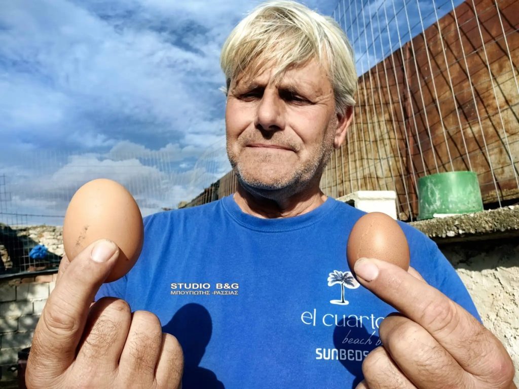 Ναύπλιο: Aγρότης βρήκε στο κοτέτσι του τεράστιο αυγό που ζυγίζει 114 γραμμάρια! (φωτο)