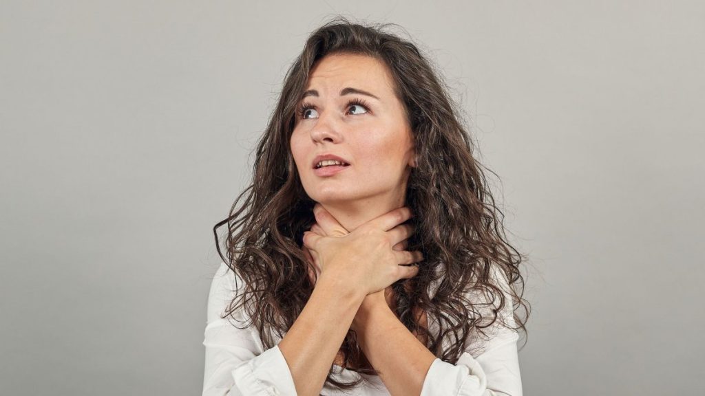 Κάψιμο στο λαιμό: Αυτές είναι οι πιο πιθανές αιτίες – Πώς αντιμετωπίζεται