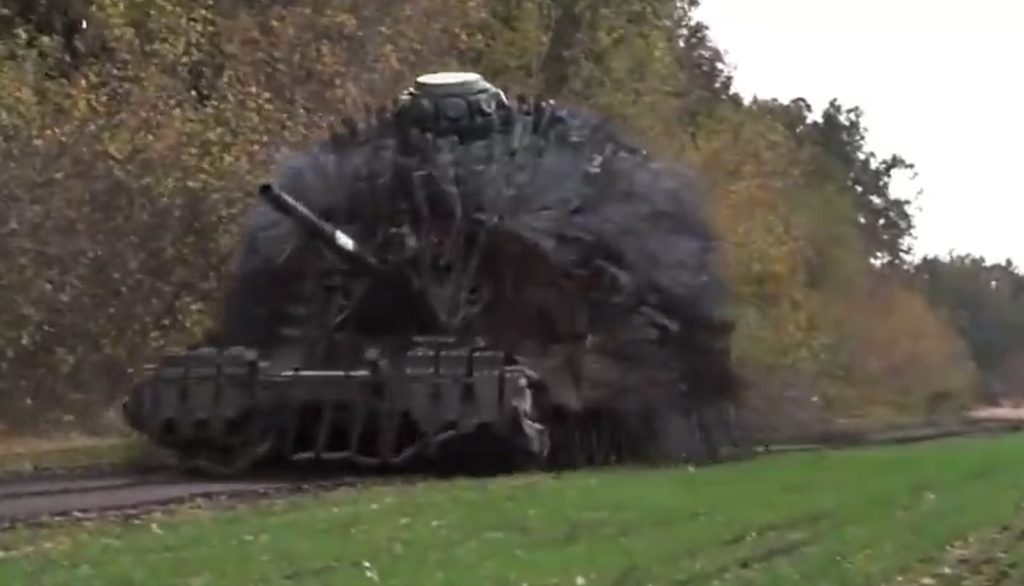 Κινούμενος «θάμνος»: Πώς θωράκισαν ένα άρμα μάχης οι Ρώσοι για να εξουδετερώσουν τα FPV