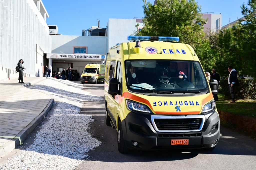 Ηρωική επέμβαση γιατρού και πληρώματος ΕΚΑΒ: Έσωσαν μωρό που γεννήθηκε μέσα στο ασθενοφόρο