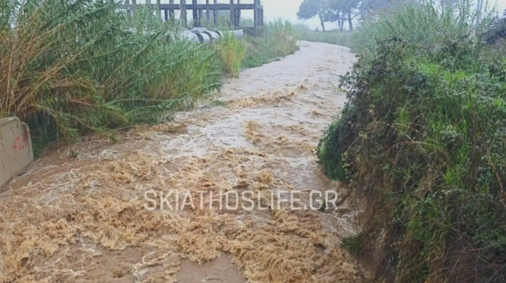 Κακοκαιρία στη Σκιάθο: Πλατανιάς και Κολιός σε κατάσταση έκτακτης ανάγκης (φωτό)