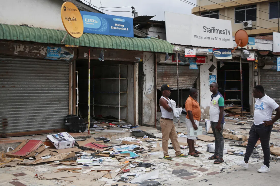 Διαδηλώσεις στην Τανζανία: Αστυνομικοί πυροβόλησαν και σκότωσαν μητέρα μπροστά στο παιδί της (βίντεο)