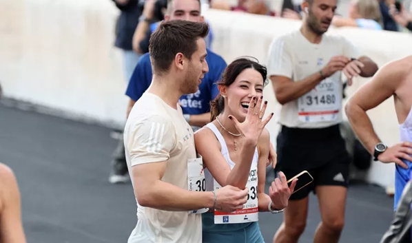 42ος Μαραθώνιος της Αθήνας: Η Τουρκάλα Νουρ Εϊγκούν δέχθηκε πρόταση γάμου στον τερματισμό των 10χλμ