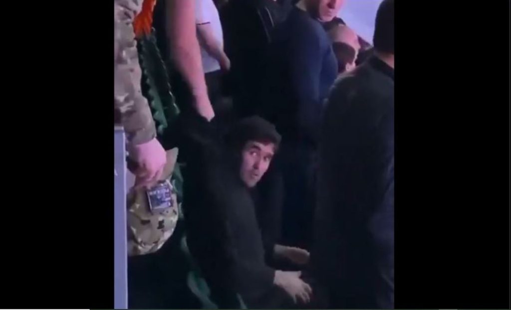 Πώς αντιμετωπίστηκε θεατής που δεν σεβάστηκε τον εθνικό ύμνο της Ρωσίας σε αγώνα ΜΜΑ (βίντεο)