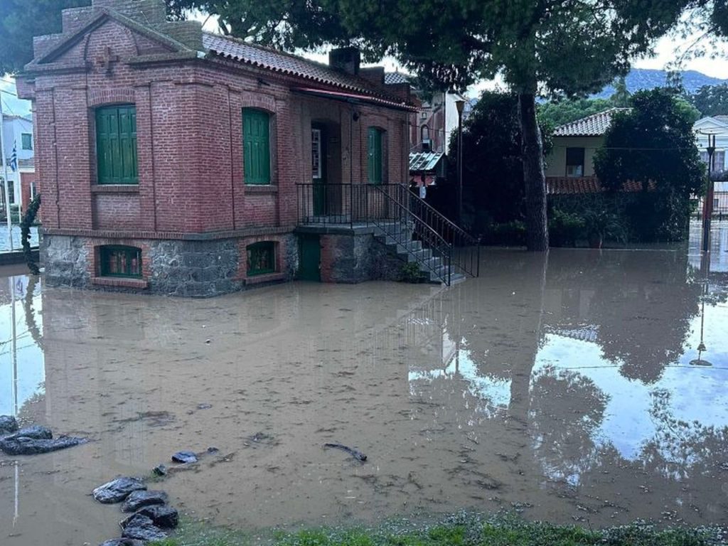 Στο έλεος της κακοκαιρίας η Λέσβος: Πλημμύρισαν σπίτια, καταστήματα και αποθήκες σε Καλλονή και Σκάλα (βίντεο)
