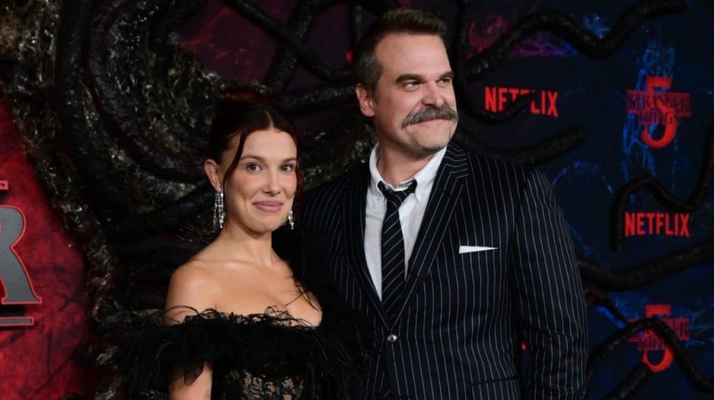 Διαψεύδει τα δημοσιεύματα περί κακοποίησης η Μίλι Μπόμπι Μπράουν για τον Ν.Χάρμπορ: «Έχουμε σχέση κόρης-πατέρα»