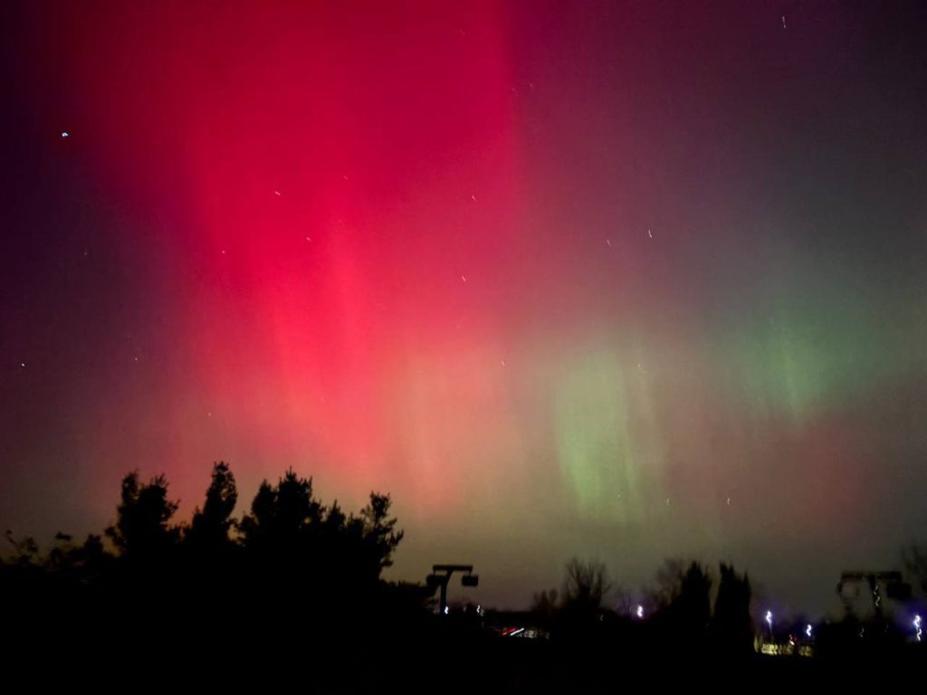 Εντυπωσιακές εικόνες από το βόρειο σέλας στις ΗΠΑ: Προειδοποίηση για γεωμαγνητική καταιγίδα G4 (φώτο-βίντεο)