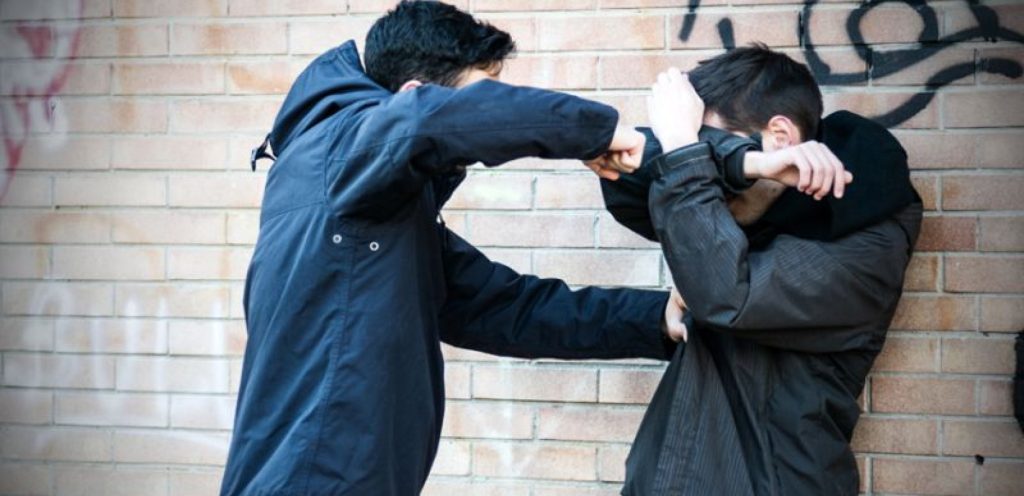 Άγριος ξυλοδαρμός 15χρονου από εξωσχολικούς στο προαύλιο του σχολείου του στον Άλιμο