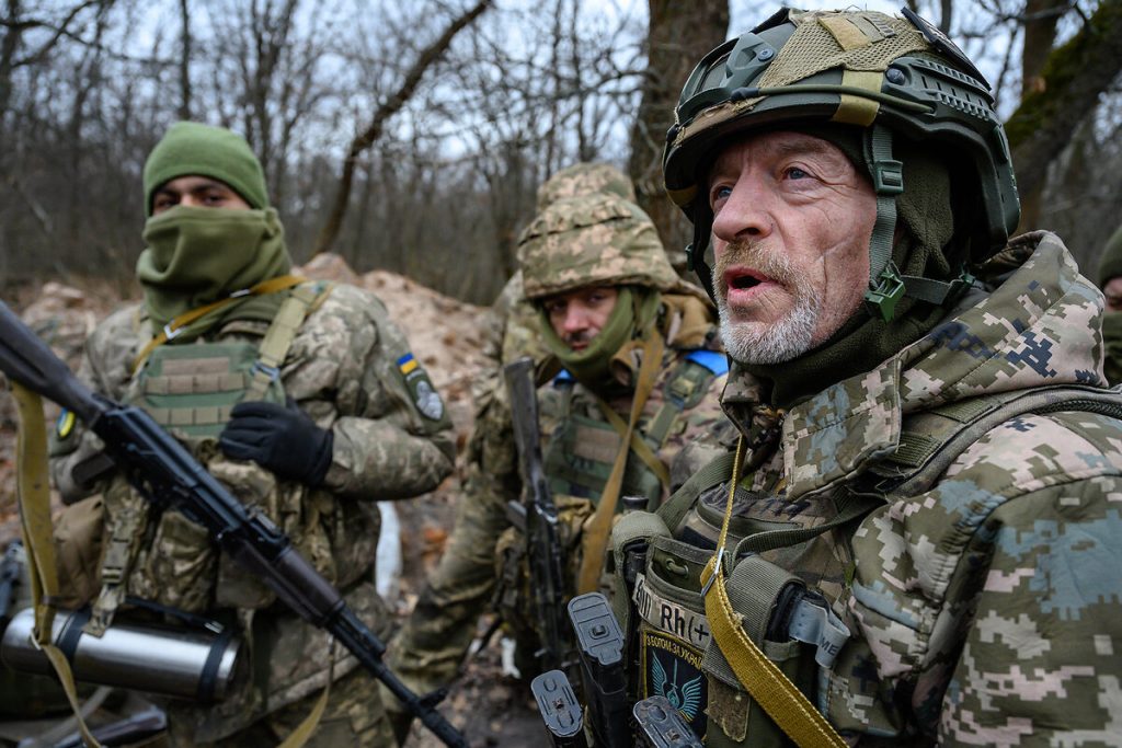 Απίστευτο πλήγμα: Με μια χειροβομβίδα εξοντώθηκε ολόκληρη ομάδα Ουκρανών μέσα σε ανάχωμα – Δείτε βίντεο