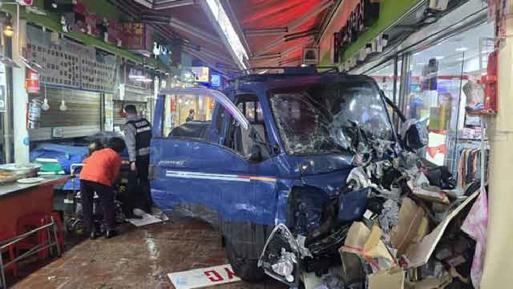 Ν.Κορέα: Φορτηγό έπεσε σε πλήθος σε αγορά & κινούνταν ανεξέλεγκτο για 150 μέτρα – 2 νεκροί και 18 τραυματίες