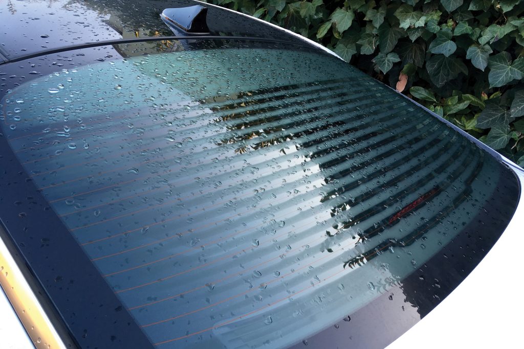 Έχετε αναρωτηθεί ποτέ; – Τι είναι οι γραμμές που υπάρχουν στο πίσω τζάμι του αυτοκινήτου σας;