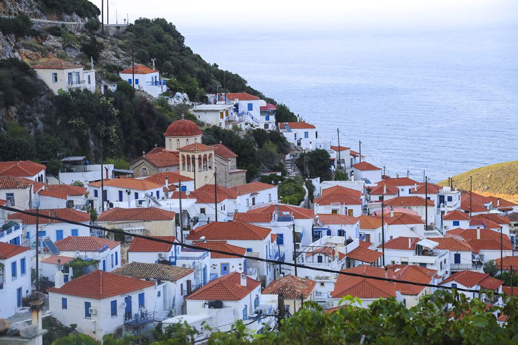 Βελανίδια: Το άγνωστο χωριό της Λακωνίας με έναν από τους αρχαιότερους φάρους της Μεσογείου