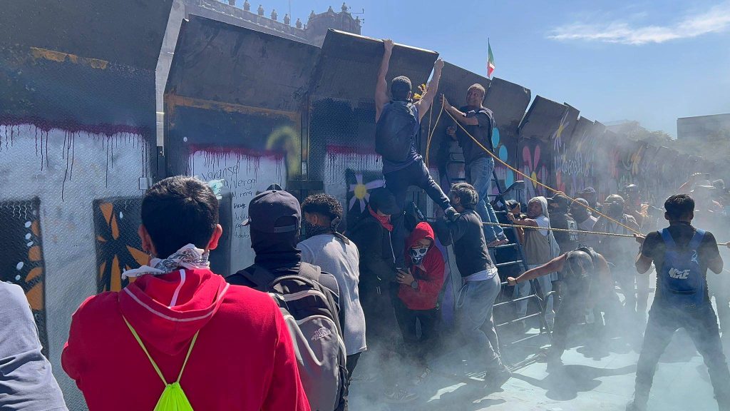 Μεξικό: Τουλάχιστον 100 αστυνομικοί και 20 διαδηλωτές τραυματίστηκαν κατά τη διάρκεια επεισοδίων (βίντεο)