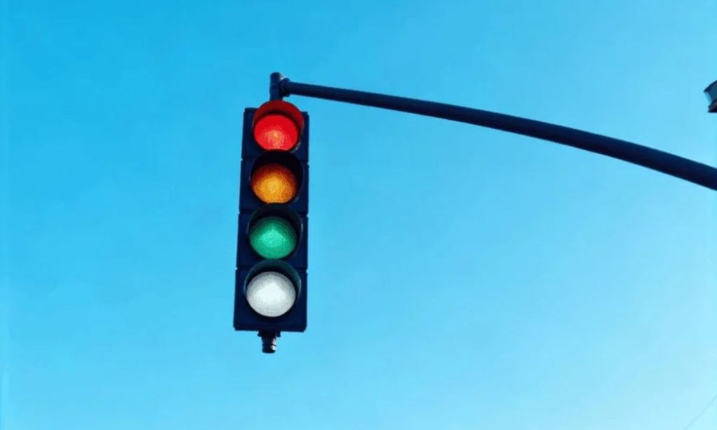 «Έρχεται» τέταρτο χρώμα στα φανάρια: Ποιος θα είναι ο ρόλος του στη ρύθμιση της κυκλοφορίας