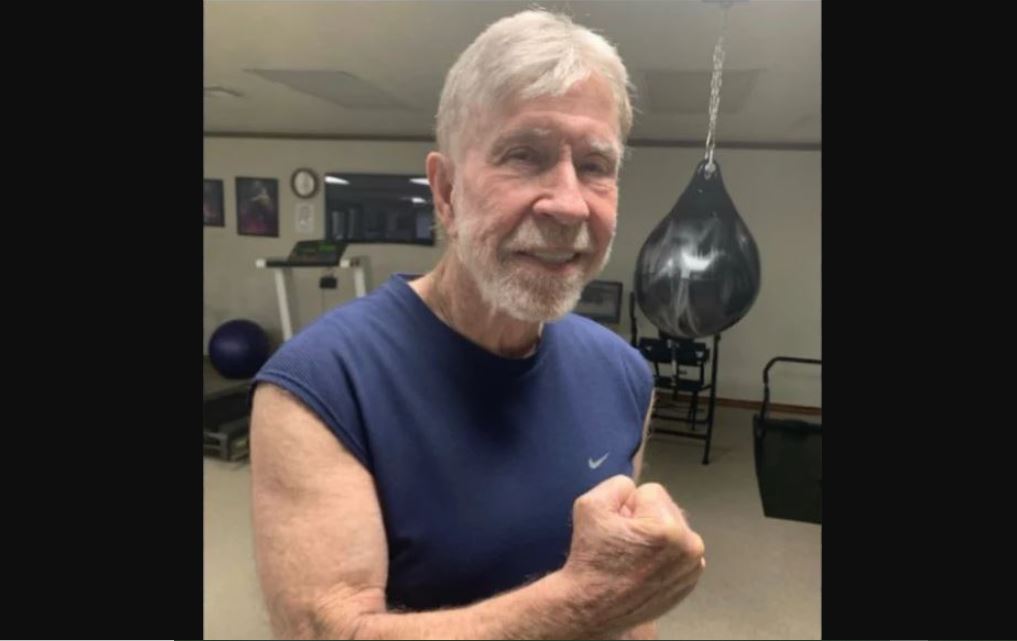 Τσακ Νόρις: Σε τρομερή φυσική κατάσταση ο 85χρονος ηθοποιός – Το μυστικό για την εντυπωσιακή του φόρμα (φωτο)