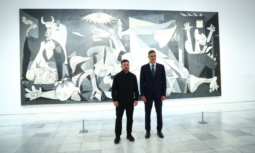 Ο Β.Ζελένσκι έφυγε από την Ισπανία βάζοντας 615 εκατ. ευρώ στην τσέπη με φόντο την… Γκουέρνικα