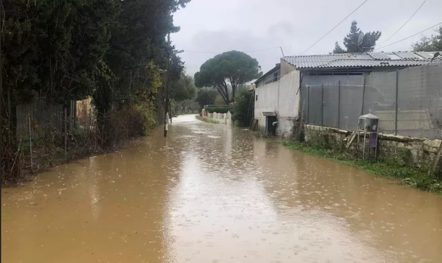 Σφοδρές βροχοπτώσεις σε Θεσπρωτία και Ιωάννινα: Οι δρόμοι έγιναν «ποτάμια» σε Κέρκυρα και Ηγουμενίτσα (βίντεο)