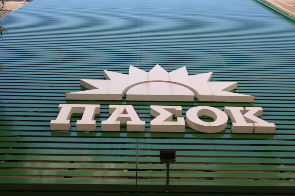 ΠΑΣΟΚ: «Χρειάστηκε μισή ημέρα για να καλύψει η ΝΔ την ανεκδιήγητη συμπεριφορά του Μακάριου Λαζαρίδη»