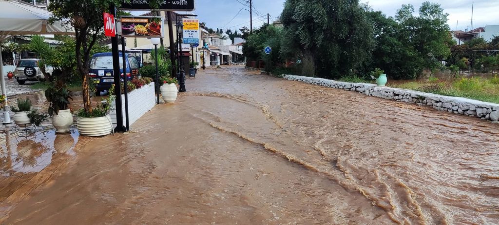 Σφοδρή κακοκαιρία στην Ηγουμενίτσα: Σε ποτάμι μετατράπηκε ο δρόμος προς Πλαταριά (βίντεο)
