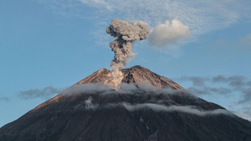 Εξερράγη το ηφαίστειο Σεμέρου στην Ινδονησία: Επιχείρηση διάσωσης για 170 ορειβάτες που εγκλωβίστηκαν (βίντεο)