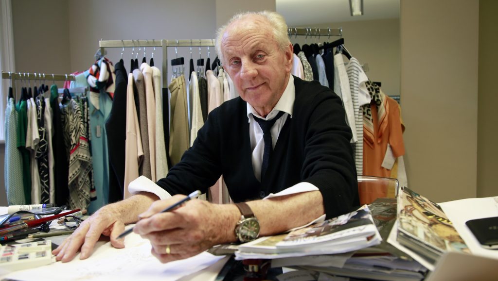 Πολ Κοστέλο: «Έφυγε» από τη ζωή σε ηλικία 80 ετών ο προσωπικός σχεδιαστής μόδας της πριγκίπισσας Νταϊάνα