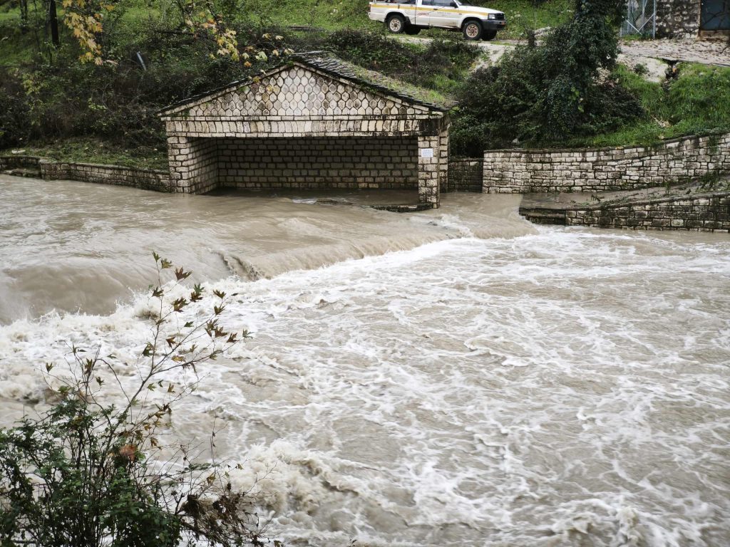 Σφοδρές κακοκαιρίες σε Ήπειρο και νησιά του Ιονίου: Ήχησε το 112 στη Θεσπρωτία – Στα λασπόνερα δεκάδες χωριά (vids)
