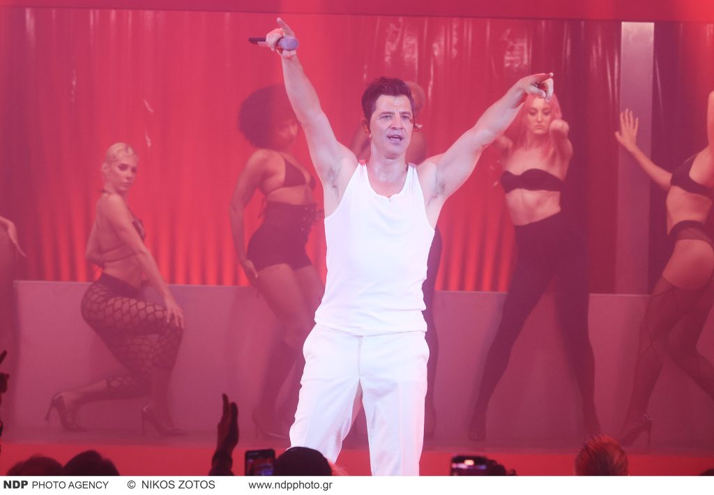 Η πρώτη αντίδραση του Σ.Ρουβά μετά το ατύχημα που είχε στη σκηνή του νυχτερινού κέντρου που εμφανίζεται (βίντεο)