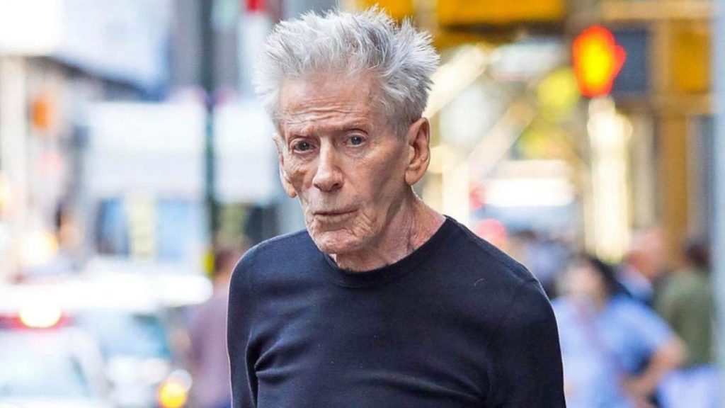 Έντονη ανησυχία προκάλεσε η τελευταία εμφάνιση του διάσημου σχεδιαστή Calvin Klein: Δείτε βίντεο