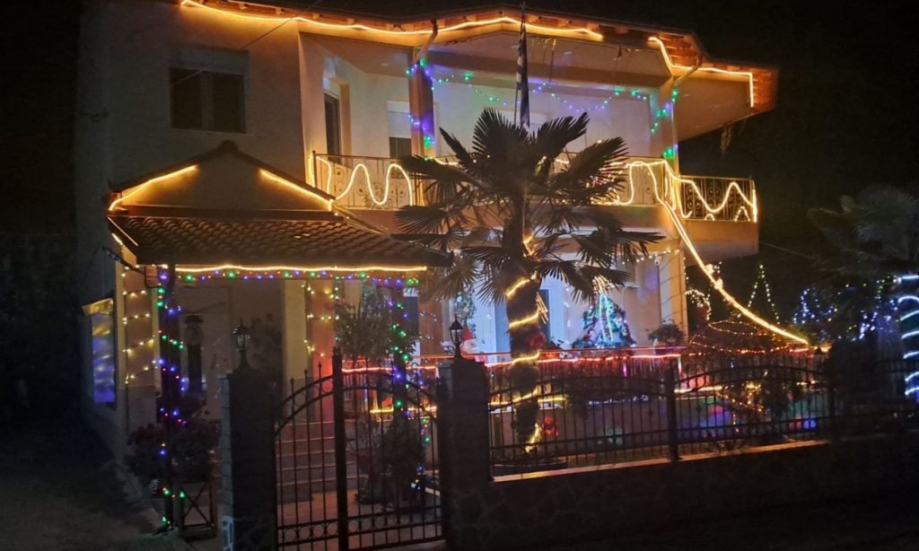 Φλώρινα: Στόλισαν σπίτι με περισσότερα από 20.000 λαμπάκια ενόψει Χριστουγέννων – Δείτε εικόνες