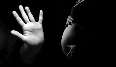 Μενίδι: 14χρονη απέβαλε μετά τον ξυλοδαρμό της από την μητέρα της και πήγε στην αστυνομία με το νεκρό βρέφος!